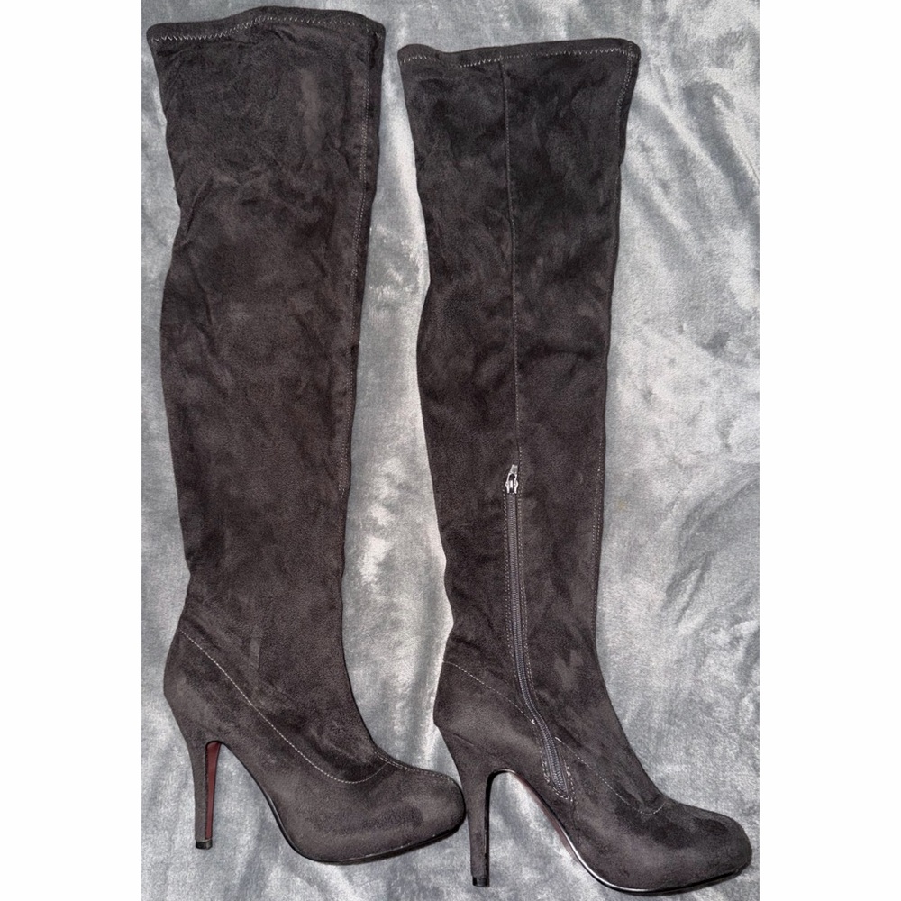🩶 Elegant Knee-High Boots